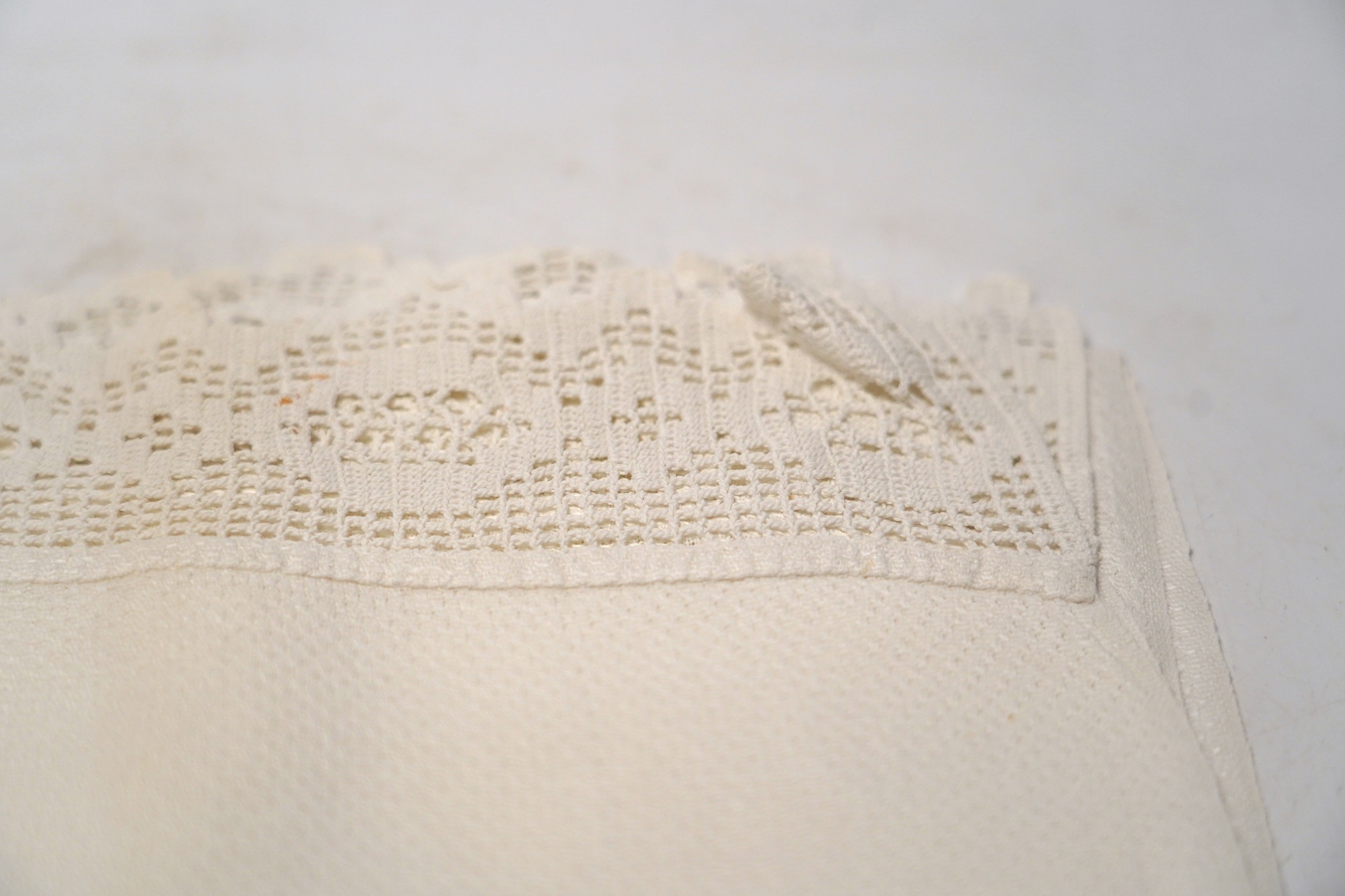 A collection of linen hand towels, table mats, etc. Condition - all laundered and appear in good condition
